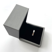Boîte à bijoux en cuir de luxe faite à la main avec logo personnalisé OEM, forme rectangulaire moderne, motif carré, pour boucles d'oreilles, colliers, bagues, lunettes