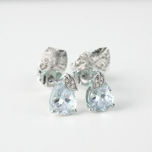 Boucles d'oreilles clous en argent sterling 925 plaqué rhodium avec zircon taille poire pour femme, design géométrique tendance pour les occasions de mariage et cadeaux - Product Image 1