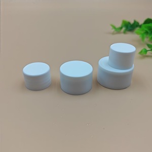 Tapa de rosca de plástico blanca de varios tamaños con superficie lisa para botellas y contenedores - Product Image 2