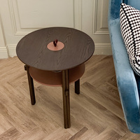 Table d'appoint ronde en bois nordique moderne, table en bois massif de frêne vintage avec étagère de rangement, finition fumée pour salon