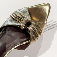 Nouveautés 2026 – Mules de marche pour femmes en cuir véritable métallisé, à bout pointu, talon bas et décorations métalliques, à enfiler