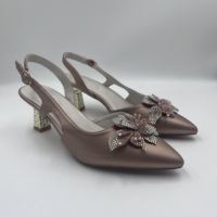 Sepatu Hak Tinggi Wanita Elegan PU Berhiaskan Rhinestone Kupu-kupu Kristal AB Ujung Runcing Slingback Hak Blok Berlian Sandal Pesta