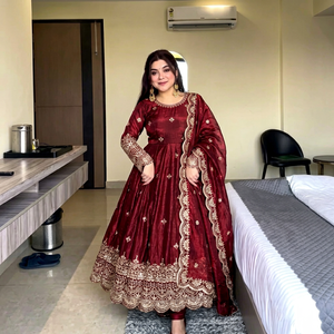 Costume Anarkali traditionnel pour femmes en soie rouge, longueur au sol, broderie dorée, pour mariage, style Inde Pakistan, coupe ample, toutes saisons - Product Image 1