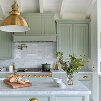 Meubles d'îlot de cuisine modulaires modernes de style américain, portes à panneaux surélevés, plan de travail en marbre, glissières de tiroir décoratives, charnières, robinet