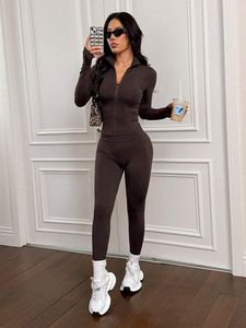 Ensemble de sport FH personnalisé avec logo : haut léger à bretelles, leggings taille haute, séchage rapide, évacuation de l'humidité, idéal pour le fitness et le yoga - Product Image 1