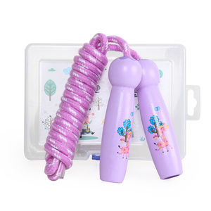 <span class=keywords><strong>Amazon</strong></span> Venta caliente característica longitud ajustable con mango de madera cuerda de saltar portátil de salto de cuerda para lo - Product Image 2