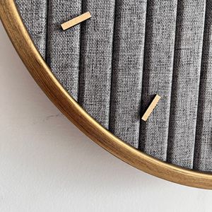 Đồng hồ treo tường hiện đại kỹ thuật số bằng gỗ, thiết kế thanh lịch với mặt số dọc, chất liệu vải phủ laminate, cá nhân hóa cho đám cưới - Product Image 4