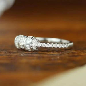 Anello di Fidanzamento Q888 per Donna in Oro Bianco con Diamanti Taglio Baguette e Pietre Laterali Naturali Colore G - Product Image 6