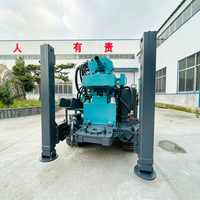 Machine de forage de puits d'eau avec capacité de circulation inversée et réservoir de décantation pour formations gravillonnées