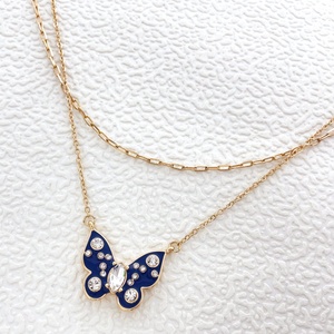 Collana con diamanti placcati in oro con cristallo a farfalla smaltata a doppia catena per ragazze da donna