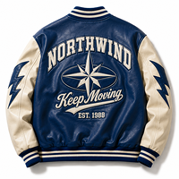 Blouson universitaire en cuir personnalisé pour homme, corps bleu, manches crème, avec patch en chenille, numéro appliqué, manches à motif éclair, style baseball