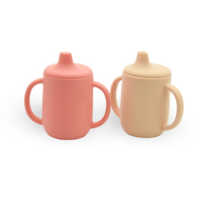 Tasse d'apprentissage en silicone sans BPA pour bébé et tout-petit, biberon d'eau anti-fuite avec paille et double poignée - Product Image 1