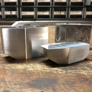 Bloque de elevación de soporte personalizado utilizado en la mayoría de los modelos con amortiguadores traseros más altos - Product Image 3