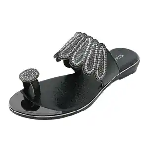 थोक फैशन कैज़ुअल जूते पिंच सैंडल महिलाओं के लिए काले फ्लैट चप्पल सैंडल महिलाओं के लिए नई शैली 2024