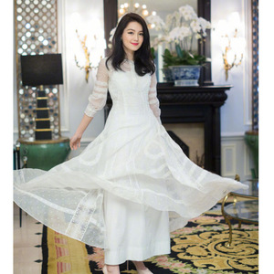 Maxi abito bianco elegante da donna elegante <span class=keywords><strong>con</strong></span> accenti di pizzo e Design frontale <span class=keywords><strong>con</strong></span> bottoni perfetto per incontri serali - Product Image 4