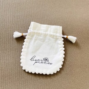 Personalisierter Ring-Quastenbeutel, kleines Geschenk, weißer Musselin, weicher Baumwoll-Schmuckbeutel mit Pompon - Product Image 4