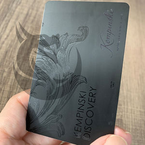 Tarjeta de Visita de PVC Negra Mate de Lujo Personalizada, Impresa con Serigrafía, con Tinta UV en Relieve, Laminada con Película Magnética de Plástico - Product Image 3