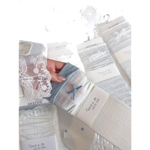 Calcetines transpirables hasta media pantorrilla SKSTMG con adorno de lazo para yoga, para mujer, con estampado de corazones en azul y gris - Product Image 4