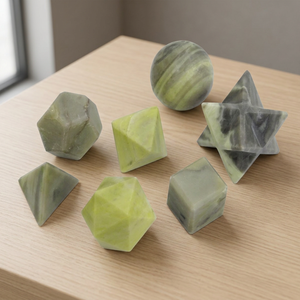 Ensemble de pierres précieuses sculptées en serpentine faites à la main comprenant des symboles de géométrie sacrée pour la méditation Feng Shui de guérison Reiki - Product Image 3
