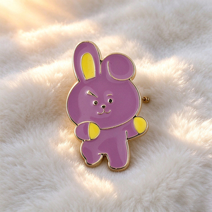 Broche personnalisée en alliage émaillé souple, épinglette de revers tendance pour femme, cadeau de fiançailles ou de mariage - Product Image 1