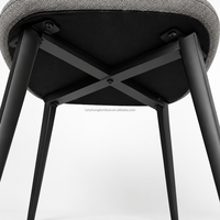 Chaise de salle à manger moderne en lin avec dossier capitonné, pieds en métal noir, revêtement résistant aux taches, design ergonomique pour la maison et les cafés
