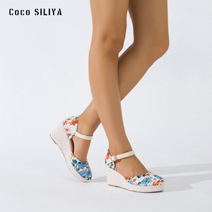 Coco Siliya – sandales à semelles compensées, bout fermé, semelle extérieure en paille, imprimé floral, fermeture à boucle, chaussures d'été pour femmes - Product Image 2