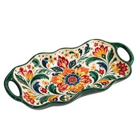 Plat de service en céramique traditionnel Lush OEM, en forme de bateau, à bords ondulés, peint à la main, motif floral, avec poignées vert émeraude, idéal pour l'accueil.