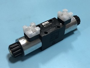 D1VW001CNJW91 Solénoïde de commande directionnelle 4/3 voies, bobine 001 / Centre ouvert, Stock d'origine - Product Image 2