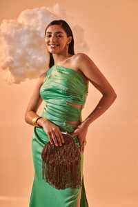 ชุดเดรสไหล่เดียวแบบจับจีบสำหรับผู้หญิง โดดเด่นด้วยทรงสวยหรู ผ้าเนื้อบางเบา สวมใส่สบาย และดีไซน์ทันสมัย - Product Image 6