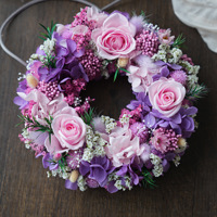 Couronne de roses éternelles élégante avec eucalyptus et coton, cadeau de Noël et de la Saint-Valentin, décoration pour le salon, la chambre à coucher, le cadre de porte