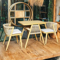Ensemble de chaises longues en rotin, style minimaliste moderne et luxueux, idéal pour Instagram, avec structure en aluminium mobile, pour balcon et bistro