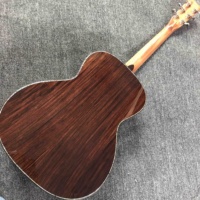 Guitare acoustique en bois massif personnalisée avec dessus en épicéa massif, dos et côtés en palissandre, bordure complète en nacre, logo personnalisé sur la tête