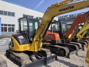 Miniexcavadora Komatsu PC55MR 5T de segunda mano con pocas horas de uso, original de Japón, con accesorio de pulgar y martillo hidráulico. - Product Image 4