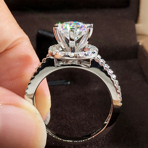 Anello con pietra rotonda incorniciata per donna, gioiello da dito scintillante alla moda, regalo per l'uso quotidiano - Product Image 4