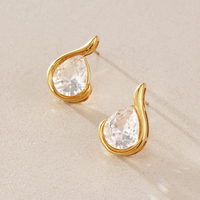 Boucles d'oreilles J&D Classic en acier inoxydable plaqué or 18 carats PVD, avec zircon cubique blanc et strass, modèle Fishhook Linear Wave Stud