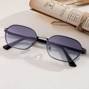 <span class=keywords><strong>Gafas</strong></span> <span class=keywords><strong>de</strong></span> <span class=keywords><strong>sol</strong></span> UV400 <span class=keywords><strong>de</strong></span> diseñador elegante para mujer con marco <span class=keywords><strong>de</strong></span> metal ovalado verde logotipo personalizado venta al por mayor tonos <span class=keywords><strong>de</strong></span> moda - Product Image 2