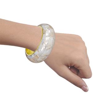 Bracelets en nacre faits à la main pour femmes avec un design élégant et scintillant, bijoux de mode légers et élégants, parfaits - Product Image 1