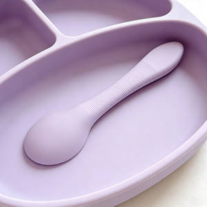 Ensemble de 7 pièces de vaisselle en silicone pour enfants : bavoirs, assiette et bol à ventouse pour la diversification alimentaire - Product Image 3