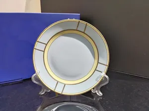 Juego de Platos de Cerámica Redondos en Verde Menta y Crema con Borde Dorado, Vajilla Moderna de Lujo para Fiestas y Cenas - Product Image 3