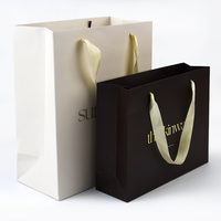 Sacs shopping personnalisés en papier mat blanc et noir avec logo doré pour emballage de cadeaux et vêtements, faible MOQ, OEM, vente en gros