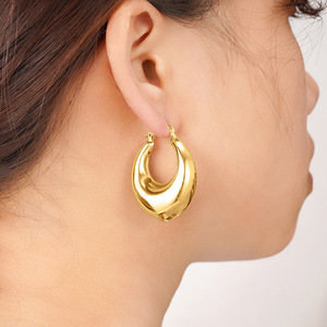 Orecchini a triangolo invertito da donna, gioielli geometrici audaci e alla moda - Product Image 4