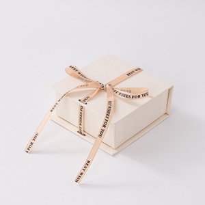 Caja de Embalaje de Joyería de Papel Cuadrada de Lujo con Logotipo Personalizado, Cinta Roja, Impresión Offset 4C para el Día de San Valentín - Product Image 5