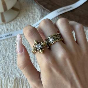 Anelli Moderni Cristiani in Ottone con Croce, Cristalli e Strass, Design Regolabile con Lettera e Saturno, Regalo di Anniversario per Donne - Product Image 1