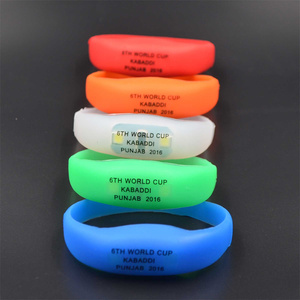 Bracelets LED en silicone avec logo personnalisé activés par le son <span class=keywords><strong>pour</strong></span> le Diwali poisson d'avril <span class=keywords><strong>fête</strong></span> <span class=keywords><strong>des</strong></span> <span class=keywords><strong>pères</strong></span> Ramadan Saint Valentin - Product Image 3