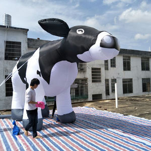 Hermoso modelo de globo inflable de vacas lecheras holandesas de 5m de largo y 3m de altura fabricado en China para publicidad de fiestas y eventos - Product Image 1