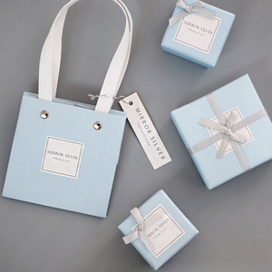 Bolsas de Papel Kraft Blancas y Marrones Impresas Personalizadas con Asas para Regalos y Compras, con Cierre Magnético Digital, Promocionales y Reciclables - Product Image 5