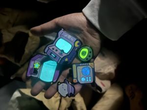 GREPAS GESCHENKE Kunden spezifische Glow Anstecknadel gemacht - Product Image 3