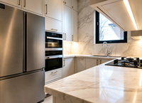 Cuisine moderne de luxe sur mesure avec placage bois et laque blanche, et îlot cascade en marbre pour la rénovation de la maison