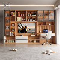 Meuble TV mural bicolore en bois de noyer et crème, avec vitrine en verre intégrée et poste de travail intégré