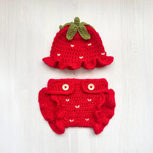 Conjunto de ropa de bebé hecho a mano con ganchillo: gorro de fresa y cubrepañal con volantes tejidos - Product Image 2